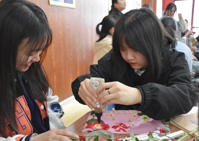 【社团快讯】以花之名 爱上生活——食品与环境学院第三届“花艺怡人 ”花艺主题作品展