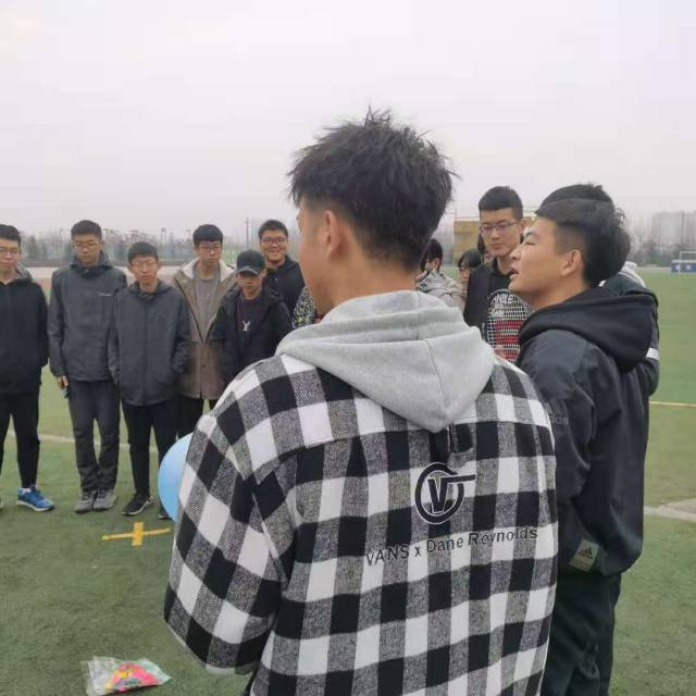 阳光体育 人人参与--信工系计科2003班举办完满班级活动