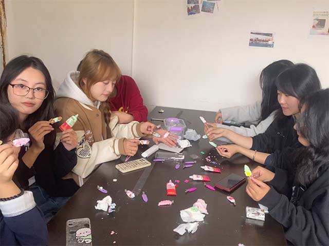 【完满团支部】奶油胶的DIY之旅——艺术传媒学院环设2302班奶油胶DIY完满团支部活动