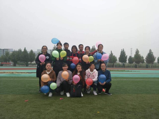 【完满班级】青春无畏 我们拥有的是星辰大海——经济管理系国贸1702班举办趣味运动之夹球传递赛