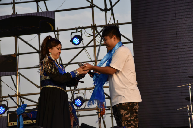 【音乐节·无边】星光点燃梦想 摇滚嗨翻暗——“2017 无边”第五届校园摇滚音乐节·布日古德夜