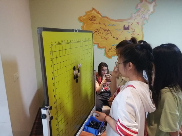 【完满班级】桌子上的战争——艺术传媒学院环设1805班举办“珍惜当下 悦动青春”五子棋大赛