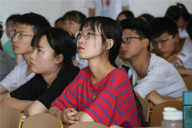 【青马工程】换个角度 感受青春芳华——第十二期“青马工程”学生骨干致远班第三期讲座