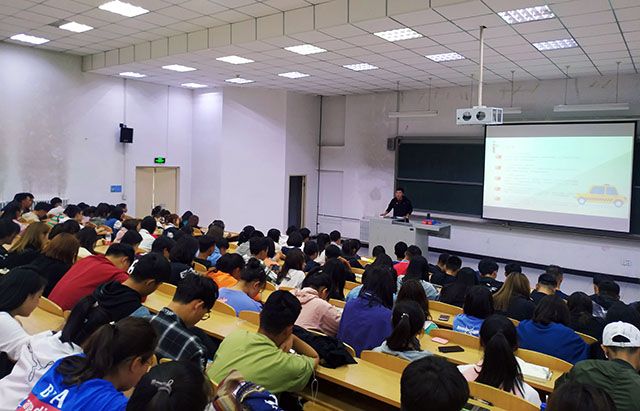 【辅导员说完满】安全出行始于心——艺术传媒学院辅导员说完满之行车安全主题年级会