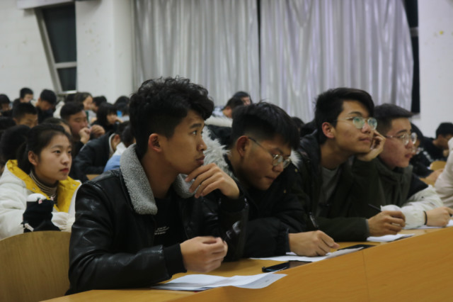 【辅导员说完满】借心灵之光 展经彩之魂--经济与管理学院召开“让心灵沐浴阳光，让快乐充溢胸膛”主题年级会