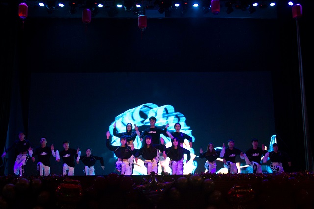 缤纷多彩元旦晚会:愿信院学子只争朝夕 不负韶华