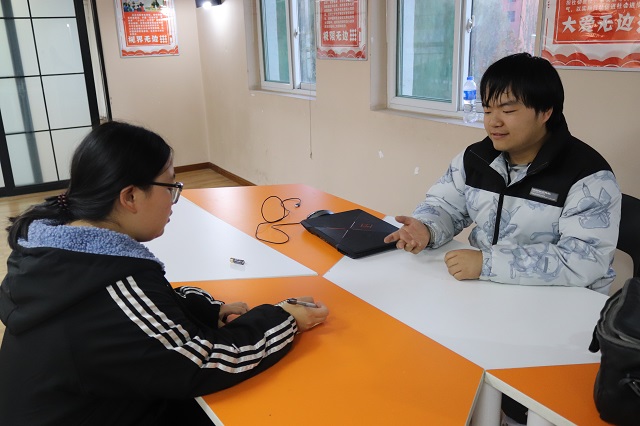 今天我们来玩儿把角色互换——经济与管理学院&商务英语学院开展“‘记’录盛世繁华景 聚焦璀璨幕后‘者’”记者节主题系列活动