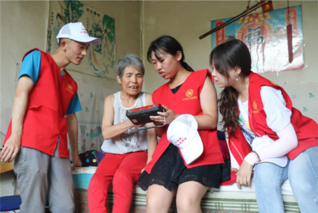 【三下乡】志愿者风采：让我们做一天您的孩子吧