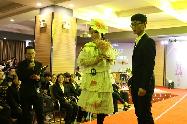 “fashion show”废材为料创意时装展:以废材为料 让创意生成