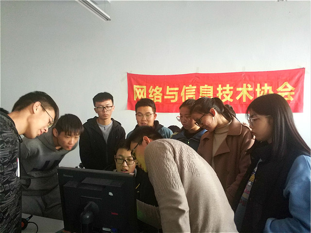 【社团快讯】“e路同行” 用双手创造未来