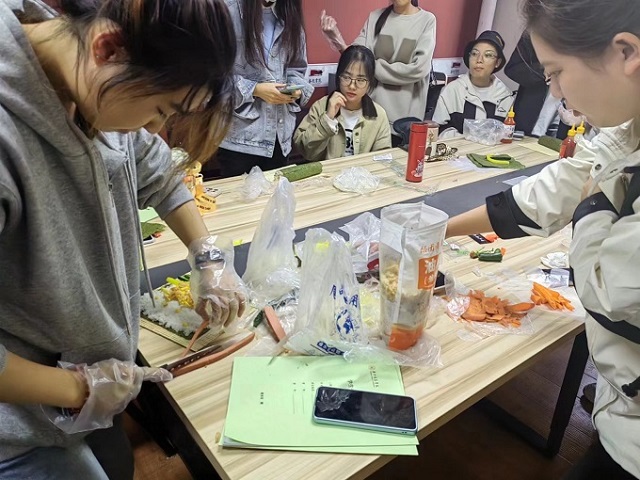 活力四射 金色年华——艺术传媒学院十月完满团支部活动集锦(三)