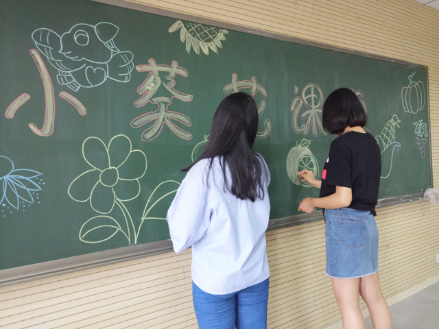 艺术传媒系“小葵花”课堂用七彩画笔描绘欢乐童年
