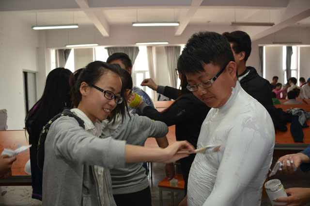 【辅导员说完满】艺术传媒系辅导员说完满带你走进“艺家”行为艺术
