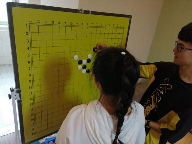 【完满班级】桌子上的战争——艺术传媒学院环设1805班举办“珍惜当下 悦动青春”五子棋大赛