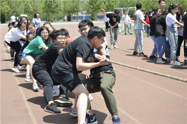 淬炼商学院举办第五届“淬炼杯”拔河比赛