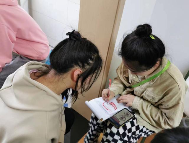 【完满班级】我以我手执新笔 我以我心绘班徽——远景2201班10月完满班级活动