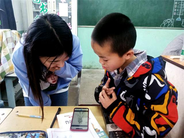 【完满班级】雷锋精神助我行 关爱他人暖人心 ——艺术传媒学院视觉1804班“行走的雷锋”小朋友关爱活动