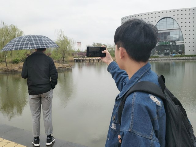 【完满班级】甜甜莓茶醇 悠悠春雨醉 ——经济管理系国贸1702班春日摄影活动