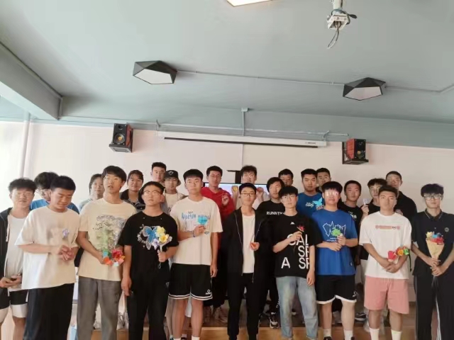【完满团支部】母亲节 折纸花——智能工程学院电子2202班完满团支部活动