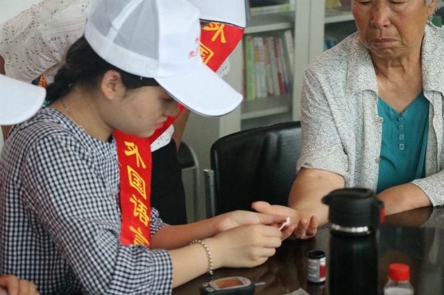 【三下乡】农村大龄老人医疗条件堪忧  志愿者临危授命