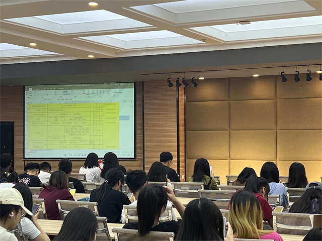 青春力量!我校200名青年志愿者助力太原马拉松赛