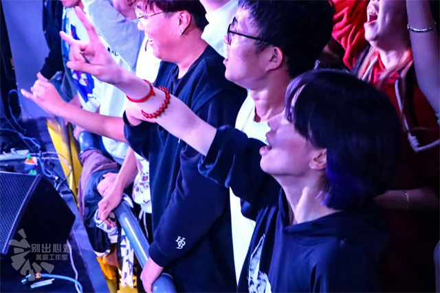让生命再热烈一次!迷路鲸鱼乐队热力开噪 嗨出青春style