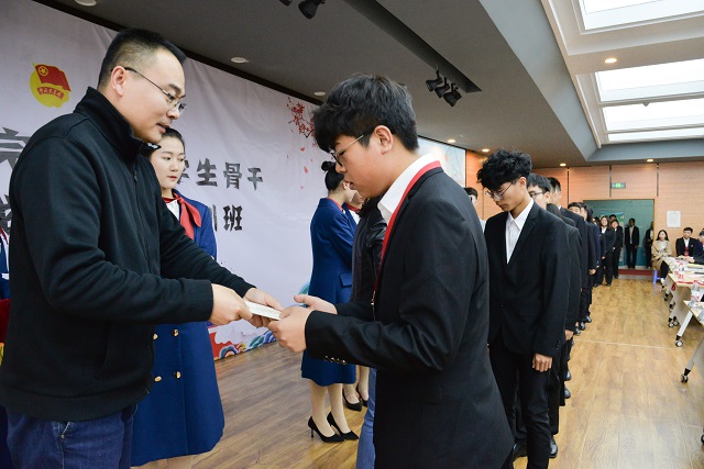 我校“青马工程”完满教育学生骨干培养计划第十期培训开班典礼隆重举办