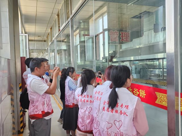饼承百年韵 香传天下情——金笺淡墨专项志愿服务队