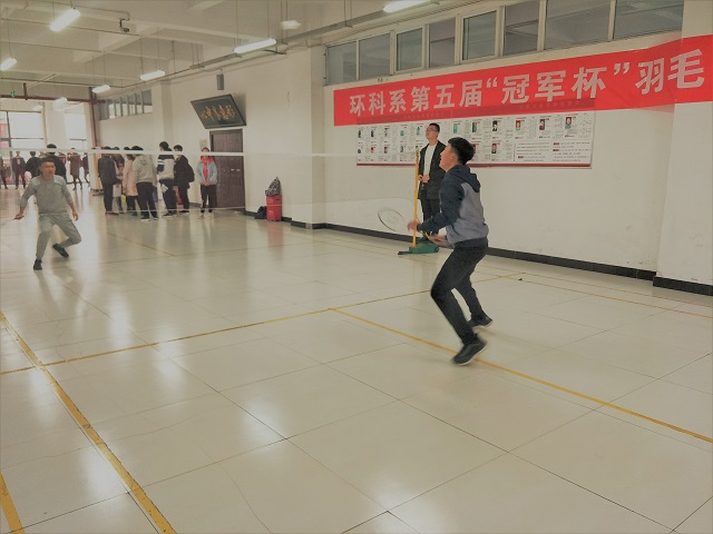 球拍挥舞显激情 “羽”弈搏斗展青春——环科系举办第五届“冠军杯”羽毛球挑战赛