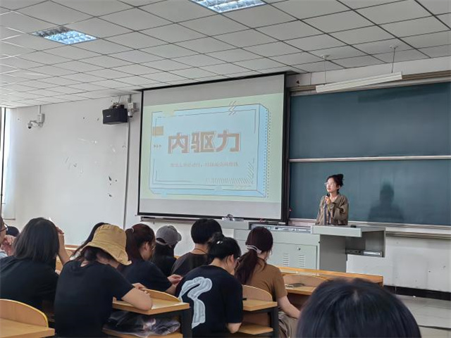 怀着太阳的热情 奔赴人生的宽广——商务英语学院九月辅导员说完满合集