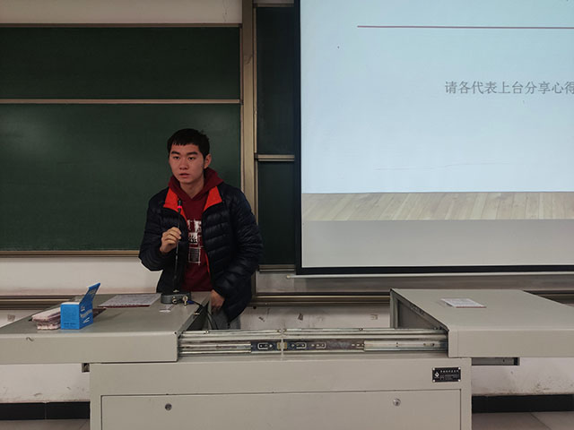 【主题团日活动】“遵纪守法 宣传宪法”——智能工程学院通信2001班主题团日活动