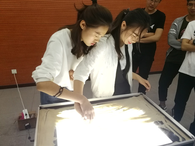 【社团快讯】艺术传媒系“沙画社”带你走进别开生面的沙画之旅