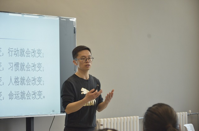 【1+1>2】礼仪塑形象 携手“艺”起来——淬炼·国际商学院携手艺术教育中心开展“‘仪’起过的芳华岁月——基本礼仪”主题讲座