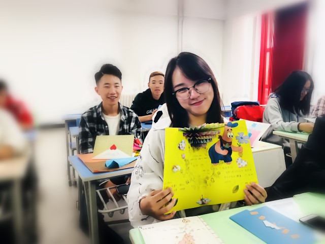 金秋佳节丹桂香 贺卡传递师恩忙——艺术传媒学院“送给老师的一句话”祝福心语贺卡征集活动