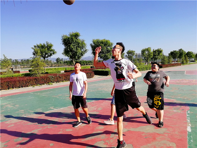 【完满班级】舞林中人 谁与争锋——智能工程学院电气1502班举办“大神来了”完满班级活动