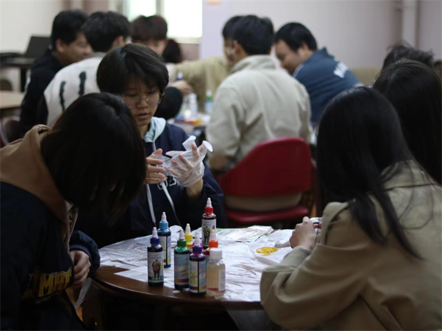 【完满团支部】邂逅扎染 布可思艺——智能工程学院智造2202班完满团支部活动