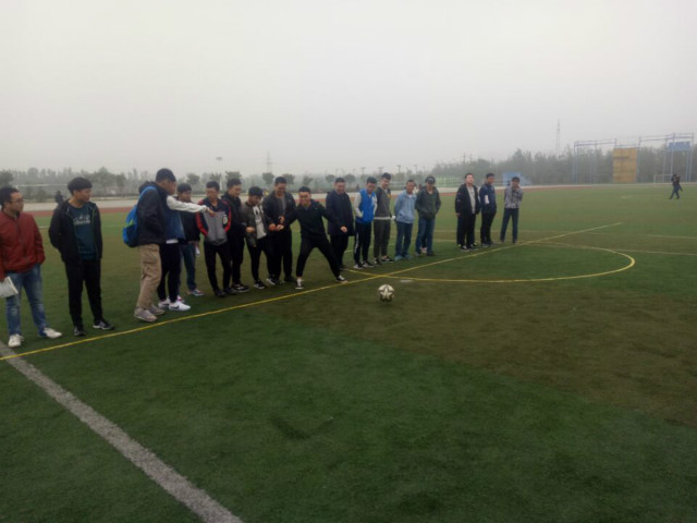 【完满班级】秋影滚动 竞速青春——经济管理系经管1502班举办足球接力赛