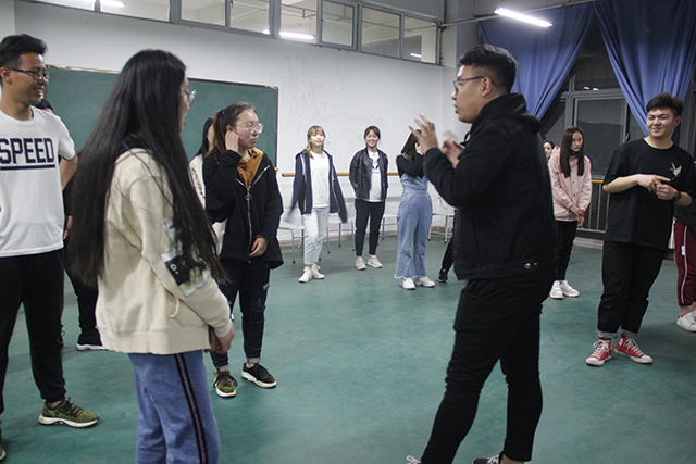 【戏剧节】跌宕起伏 “错轨”人生