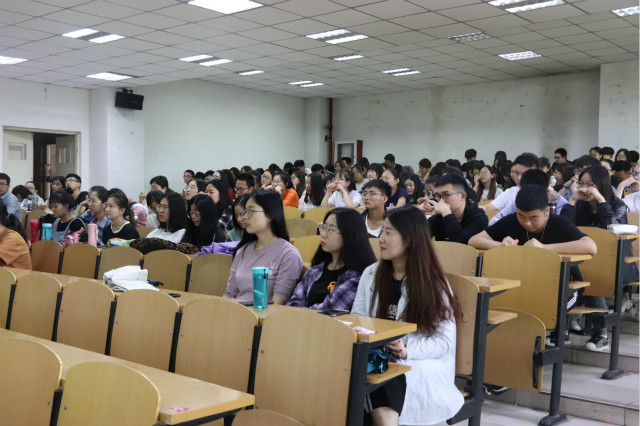 【辅导员说完满】考研之路漫漫 君又何其修远——经济与管理学院2016级“仰望星空 脚踏实地”考研交流会