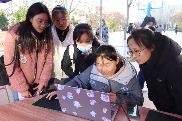 今天我们来玩儿把角色互换——经济与管理学院&商务英语学院开展“‘记’录盛世繁华景 聚焦璀璨幕后‘者’”记者节主题系列活动