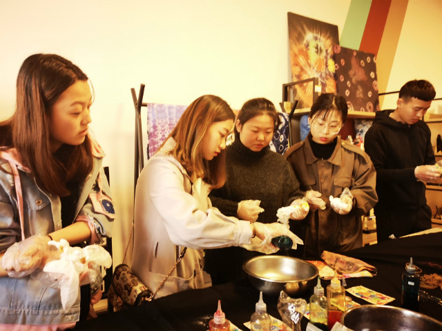 【1+1>2】体验扎染传统艺术 品味非遗之美