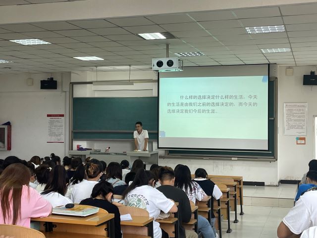 【辅导员说完满】共赴未来 共铸梦想——经济与管理学院开展“扬就业之帆 启梦想之旅”主题年级会