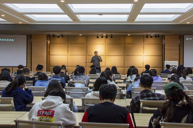 【1+1>2】传智播客刘松为“双院”学子解读大数据时代下的自我营销