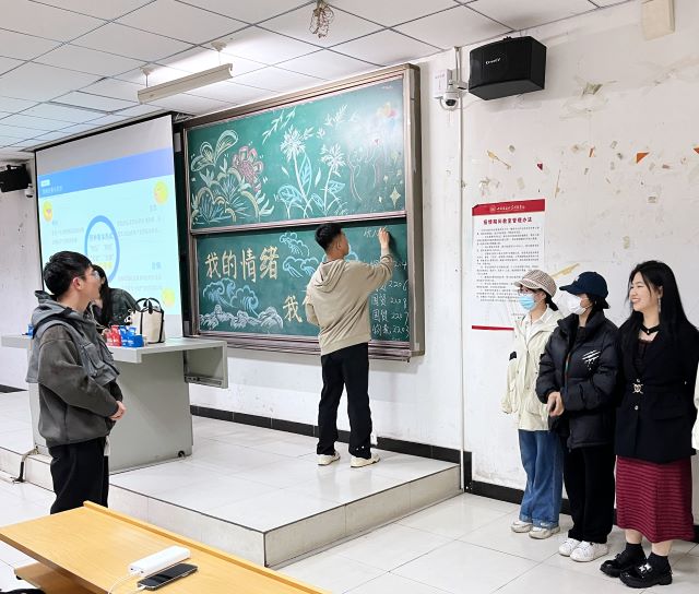 【辅导员说完满】认识情绪 调试心理——经济与管理学院2022级辅导员说完满活动