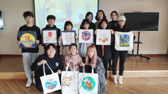 【1+1＞2】重阳节——敬老、爱老手绘传递爱心教学实践