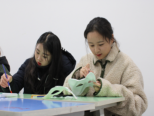 【完满班级】百变千面 疯狂面具——艺术传媒学院视觉1802班“百变千面 疯狂面具”创意面具彩绘