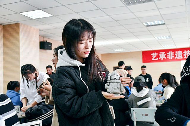 【1+1>2】艺家人携手远景学子与“泥”梦幻联动——“艺承非遗技艺,创远景新圈层”成长讲堂系列活动第三十五期