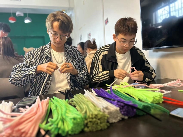 【完满团支部】巧手做 妙手生花塑万物 ——艺术传媒学院环设2301班完满团支部活