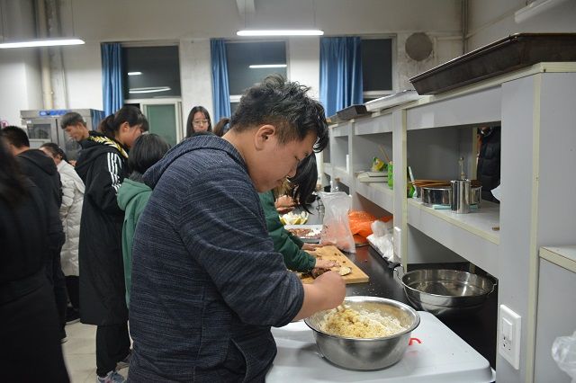 浅尝酥饼不觉甜 强身却胜三尺寒——食品与环境学院第三届“融合杯”乐享益动嘉年华之运动餐饮设计大奖赛