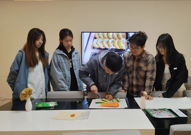【完满团支部】内卷卷到寿司上——经济与管理学院资产2002班完满团支部活动